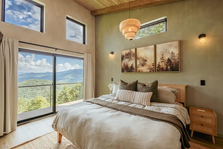 Romantic Luxury Treehouse | VIEWS + HOT TUB