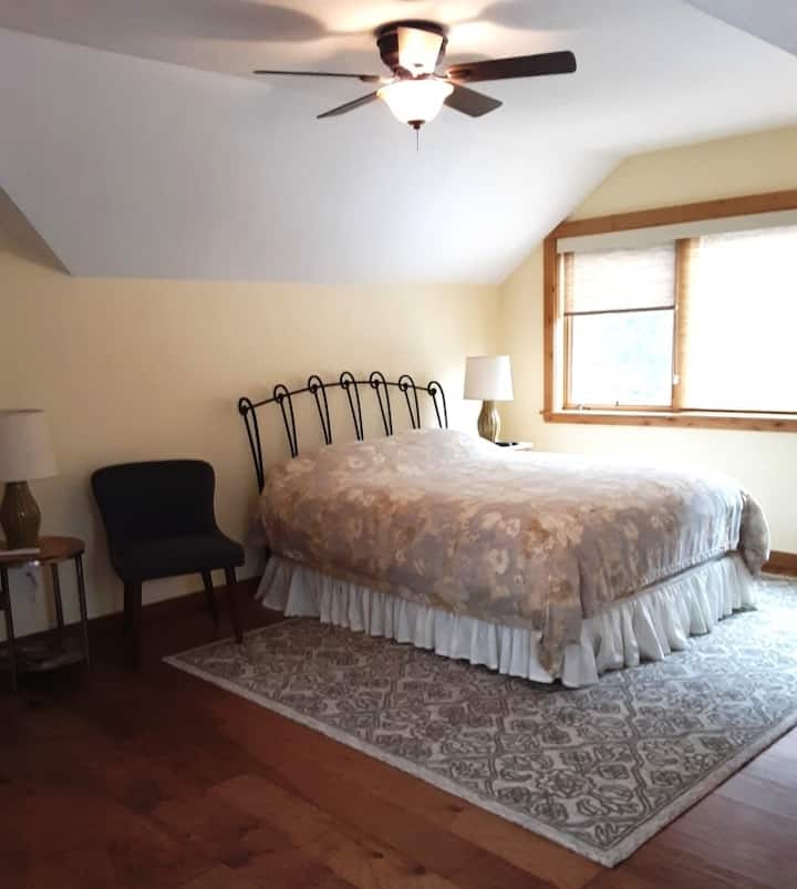 Private Bedroom Apartment on The Hood River