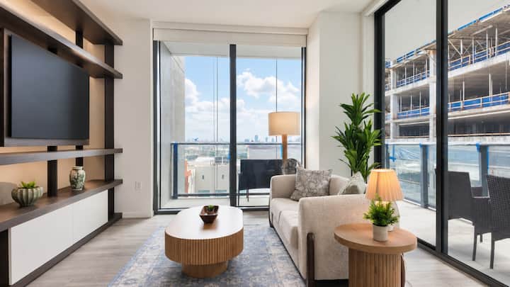 Downtown Miami 1BR ·Wraparound Balcony, Pool & Gym