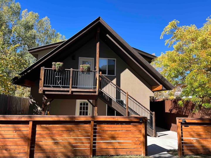 Hike, Bike, Ski! 2BR near town, FLC and trails