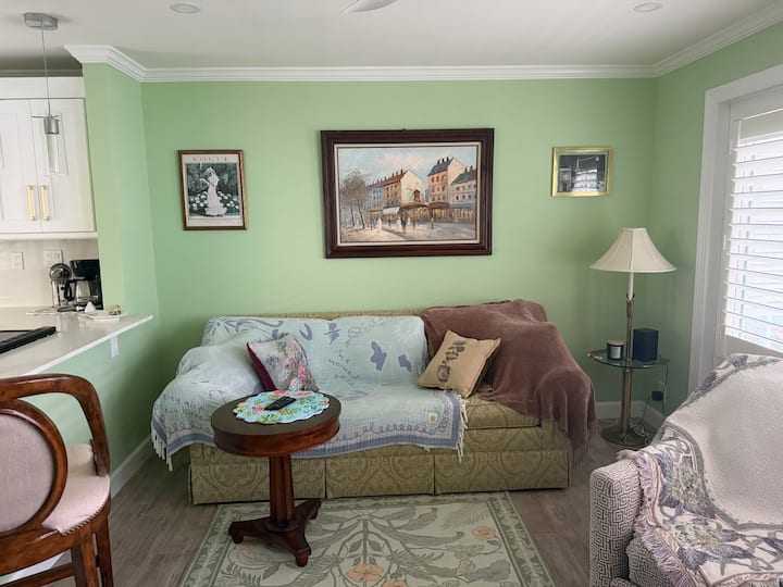 Beach condo, 1.5 blocks from Naples Beach. 

