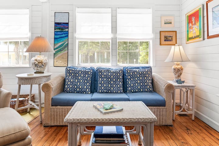 Breezy Tybee Home W/ Incredible Screened-in Porch
