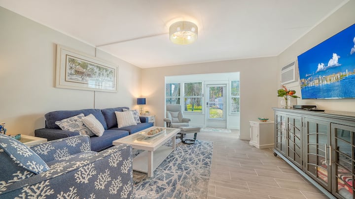 All-New, Walk to Beach & Village, Private and Cozy