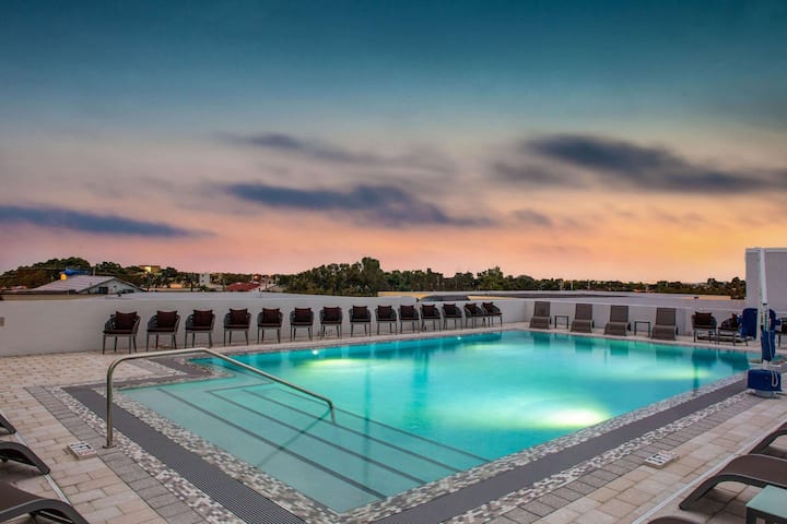Wyndham Ft Lauderdale | King | Pool Sun Deck