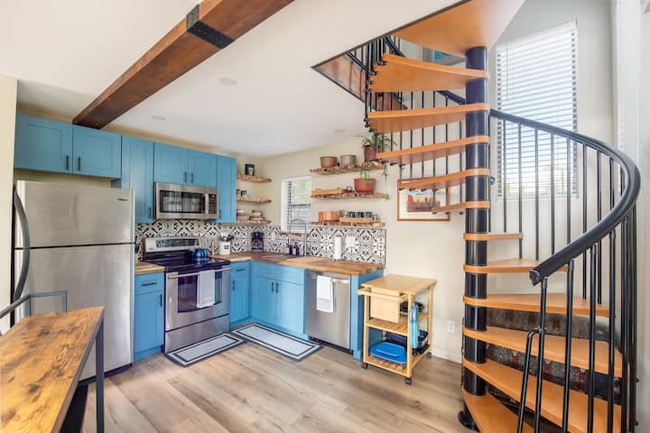 Cozy cottage on Oak creek, w/privacy and parking.