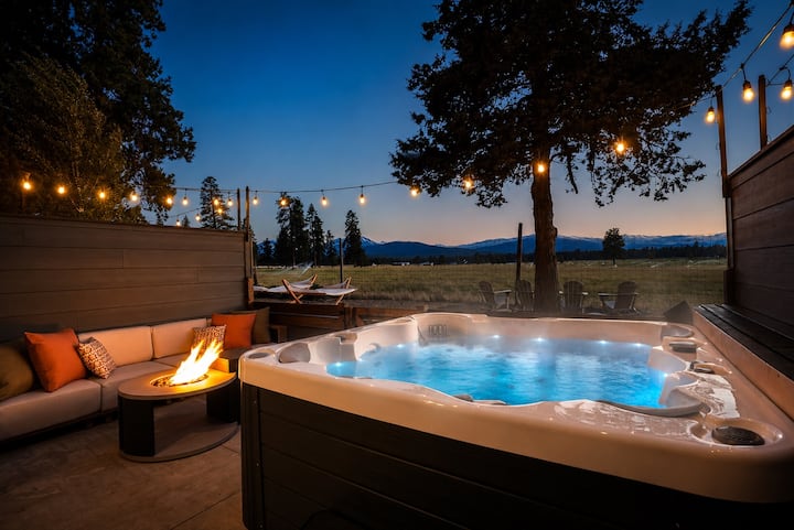 Walk to Town | Mountain Views | Hot Tub | Luxury