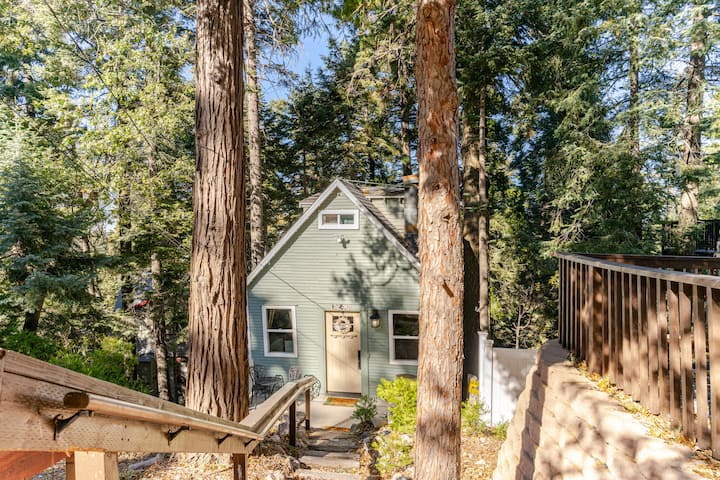 Beary Romantic Jacuzzi Cabin in the Woods with A/C