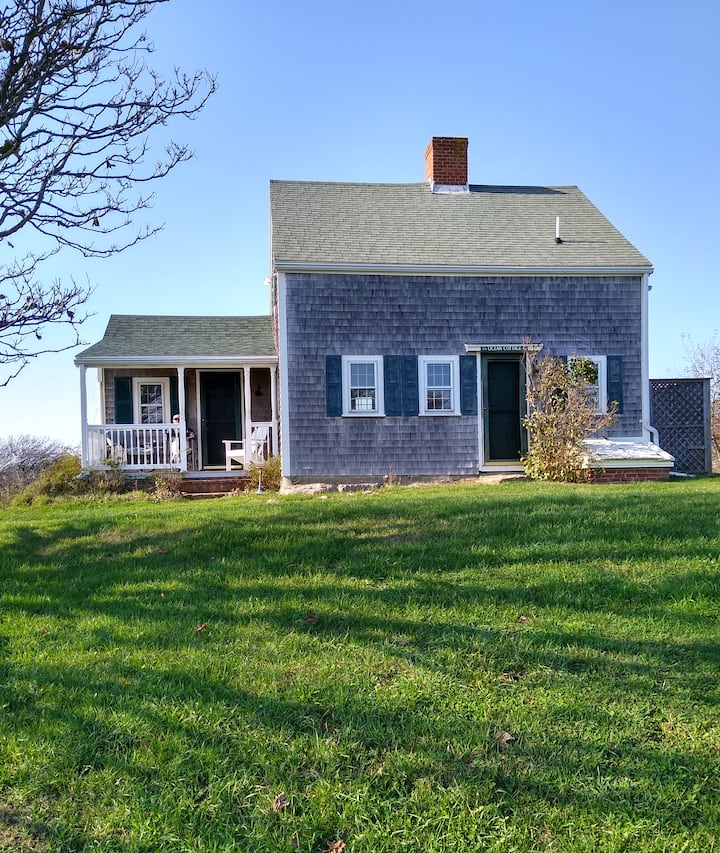 Block Island "Ocean Cottage" overlooking pond