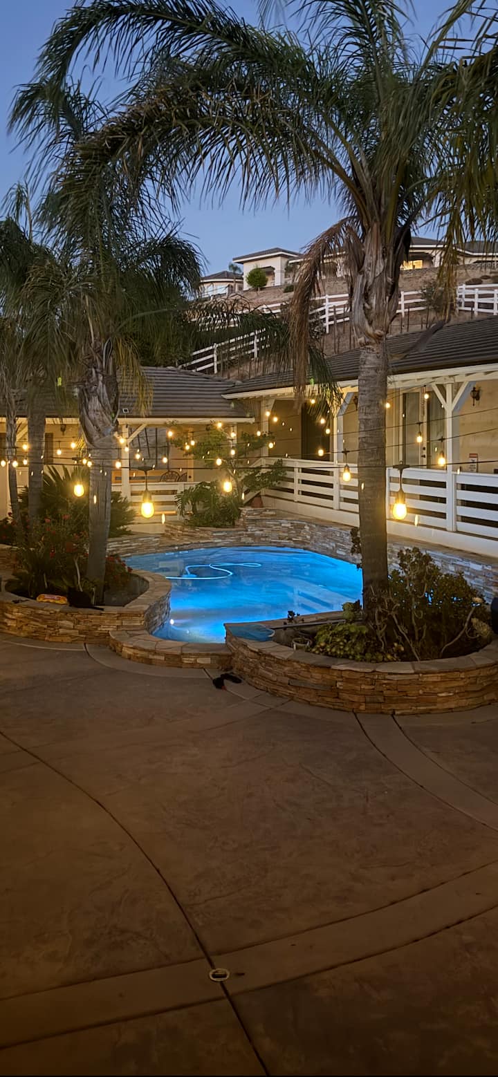 The Grape Escape: Spacious Wine Country King Suite