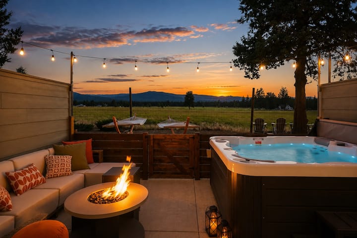 Mountain Views, Walk to Town, HOT TUB, Dogs OK!