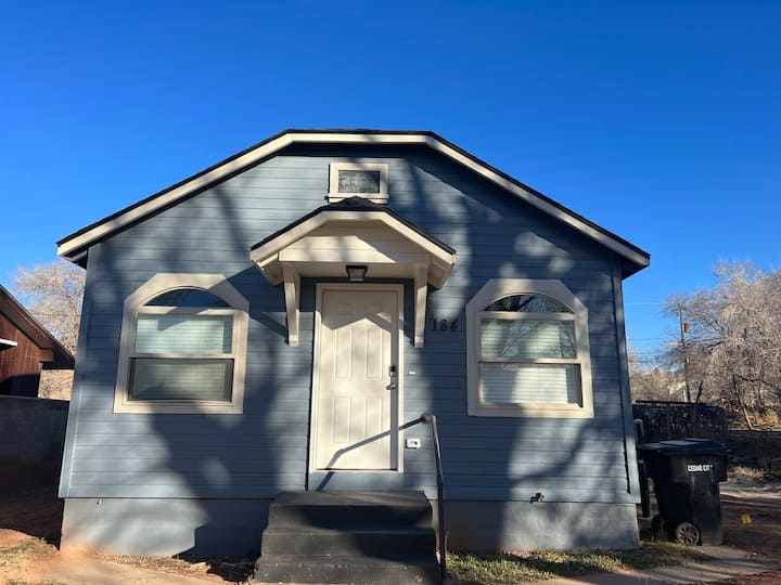 Cute little cottage near SUU!