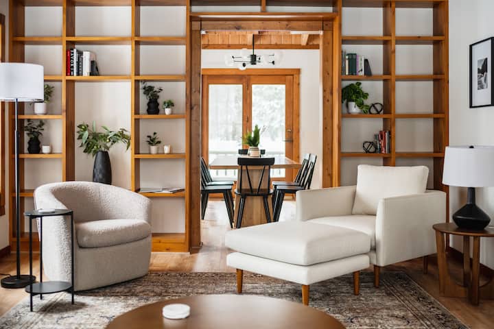 Mid-Century Cabin Retreat Near Lake Towns & Slopes