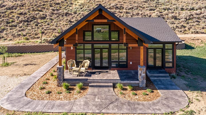Luxury Mountain Modern Cabin Near Yellowstone