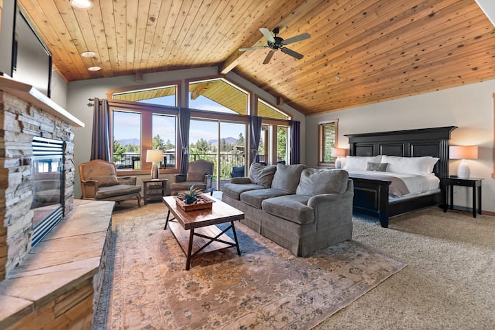 Luxury King Suite w/Fireplace and Spa Bath
