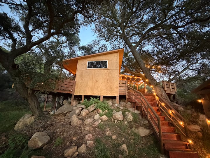 Whispering oak treehouse