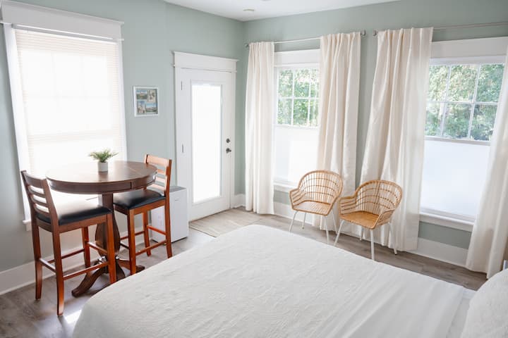 Sea Star Studio (Very Walkable + Free Parking)