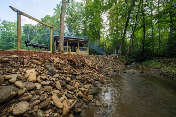 Brand New Creek Front Tiny Home Hot Tub & King Bed
