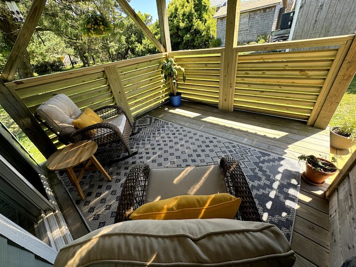 Cozy guest suite, 1 1/2 blocks to beach!