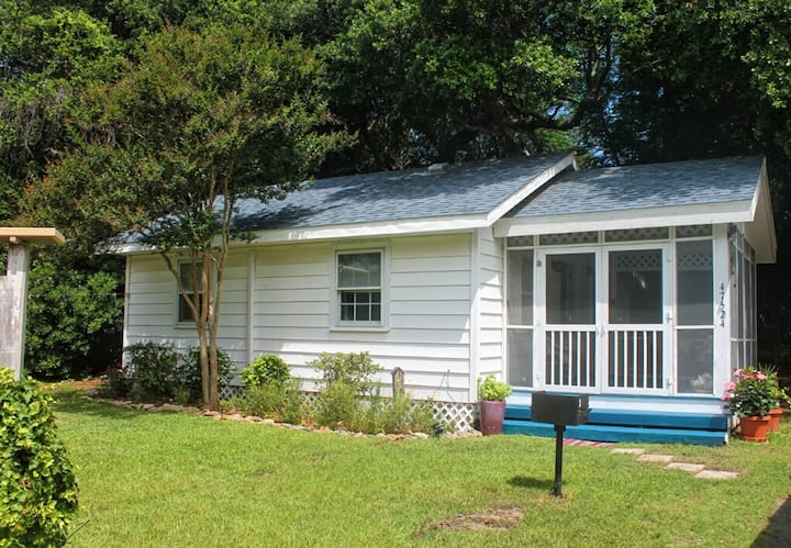 Quaint Buxton beach cottage with Sound Access.