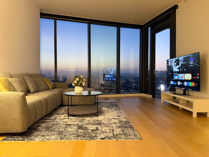 DTLA Highrise Retreat w/ Private Balcony