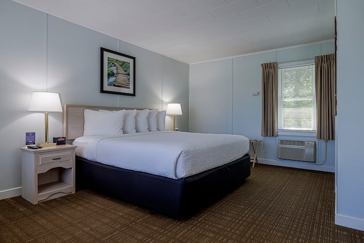King Room w/ Breakfast Included
