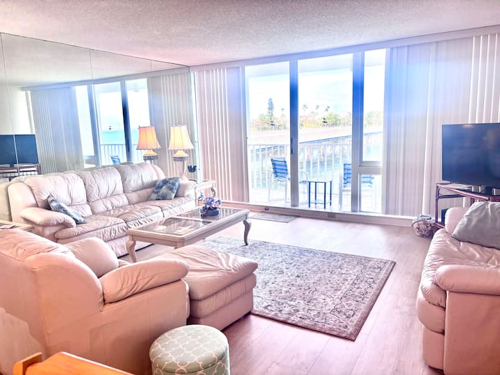 3 bedroom condo with a pool on Boca Ciega Bay