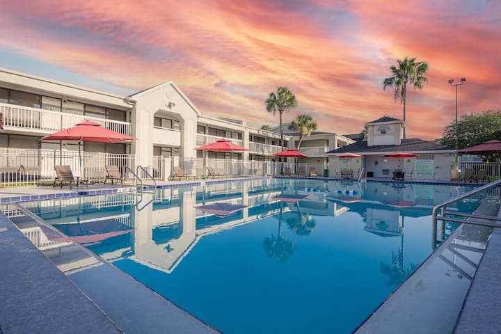 2 Queens · Free Disney Shuttle · Pool & Parking
