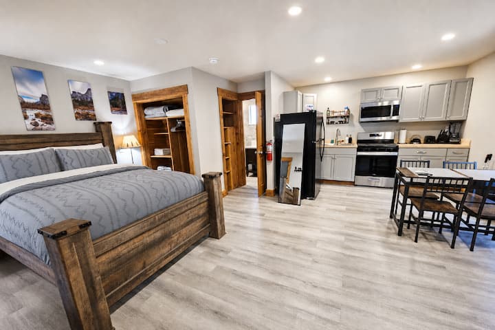 Private Studio Downtown Walk • Near Yosemite • A