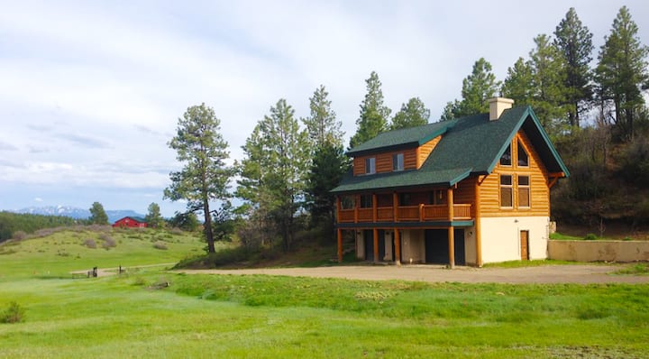 Enchanting Log Cabin with Mountain Views 021896