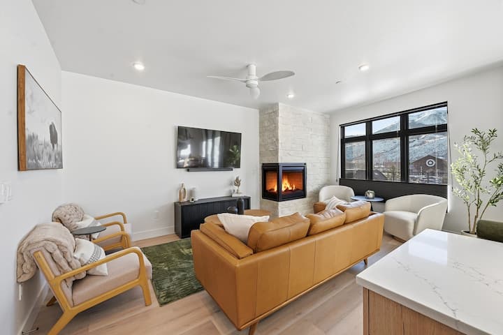 Designer Mountain Retreat w/ Stunning Views