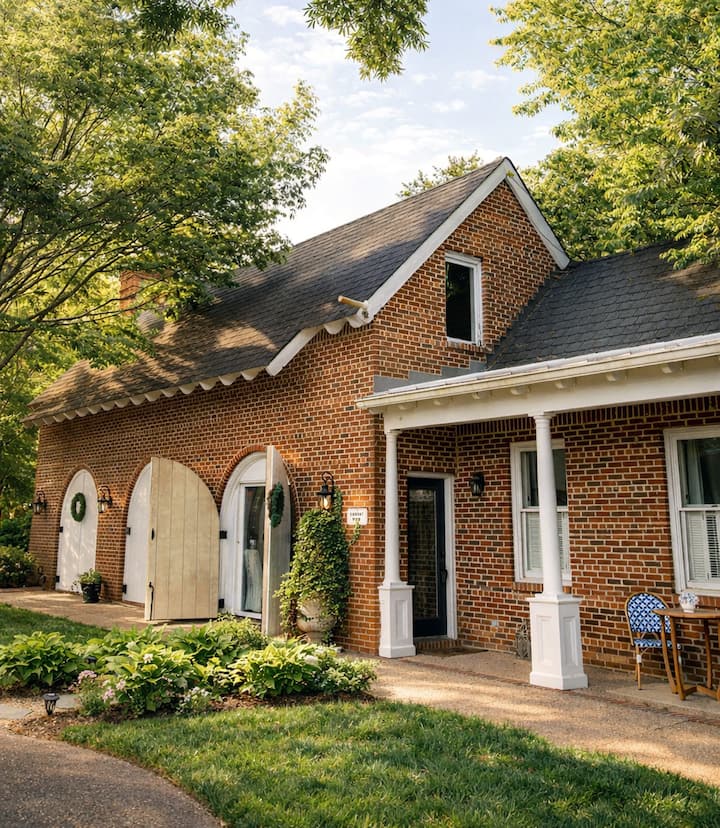 Historic Carriage House at the Church Point Manor