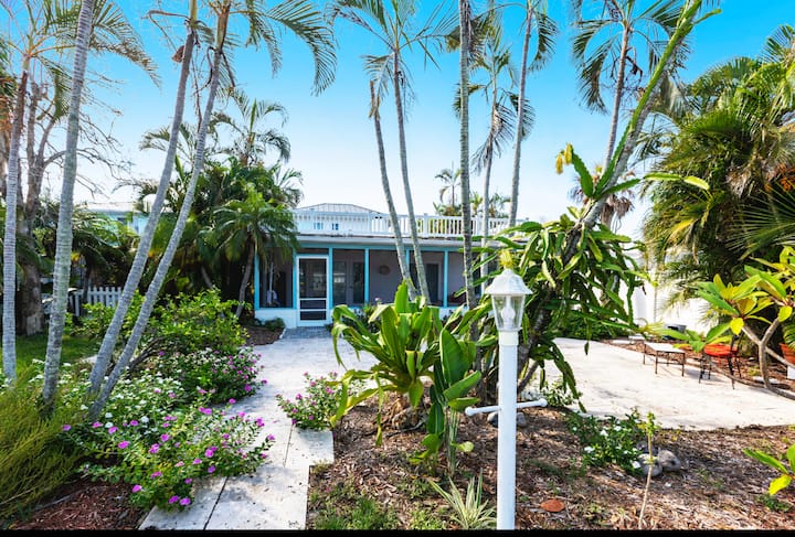 Artists Retreat, walk to the beach