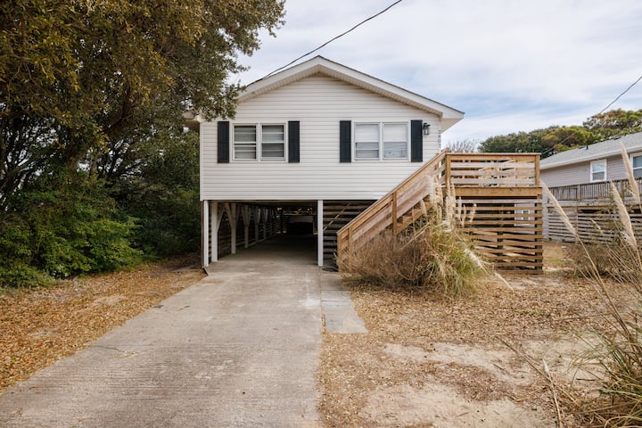 Sea La Vie- 800ft to beach, hot tub, dog friendly!