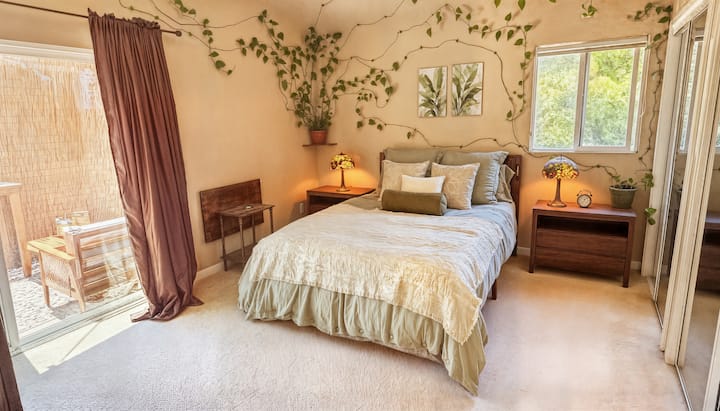 Green Cozy House - Spacious Room w/ Private Patio