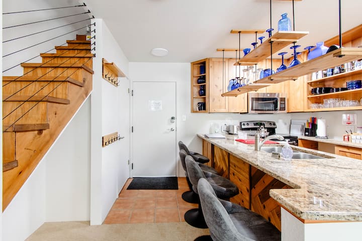 Cozy, Renovated, Clean, Quiet, hot tub, grill