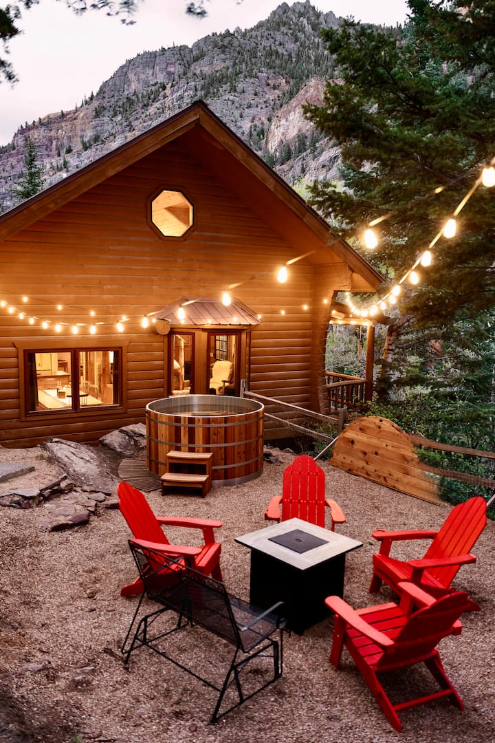 ‘Almost Heaven Ouray’ Retro River Cabin