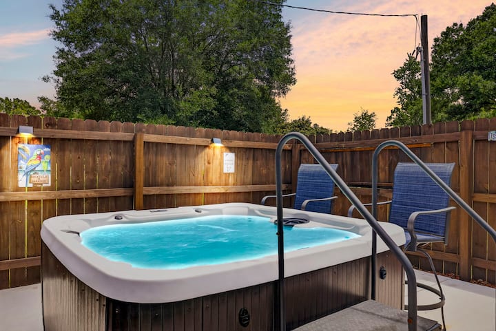 Tiny Home Retreat | Hot Tub, Fire Pit, Hammock