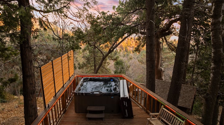 Log Cabin w/Gorgeous Views, Hot Tub+King Beds