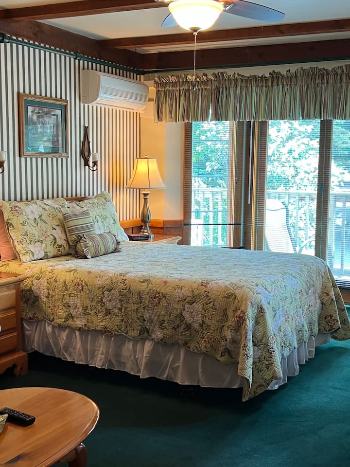 Charming Suite on the Lake Bluff