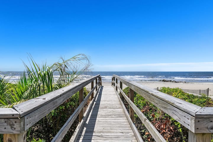 Folly Beach Front Escape - Newly Renovated!