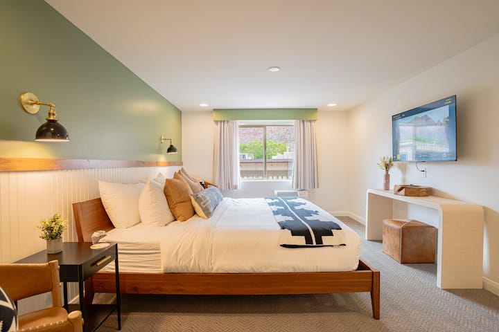 Petty Ranch Inn | King Room - minutes for Zion NP