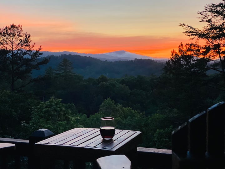 Cozy cabin w/View, Hot Tub, Firepit- 10 min to BR