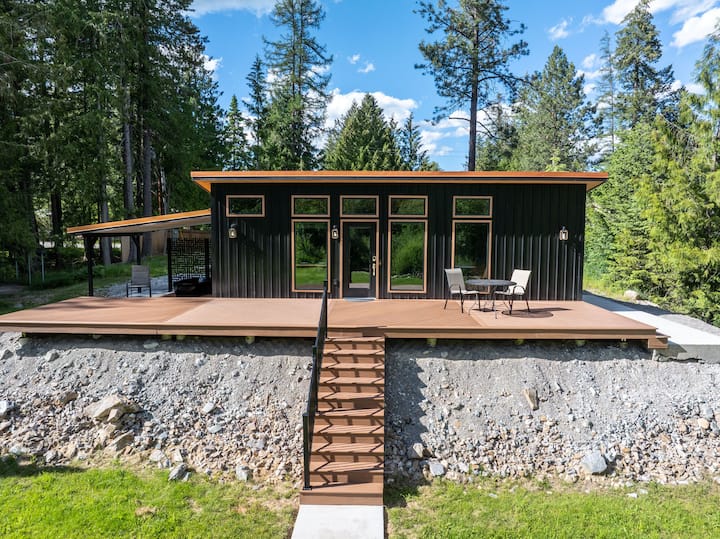 Modern Creekside Retreat w/ Outdoor Soaking Tub