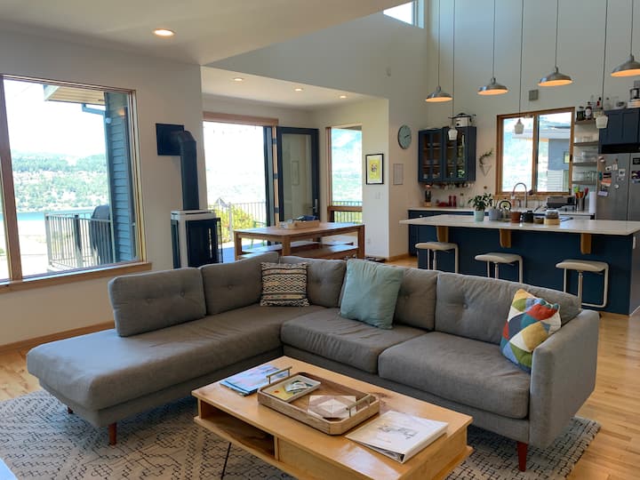 Bright & airy with a view. Walk to town, pets ok!