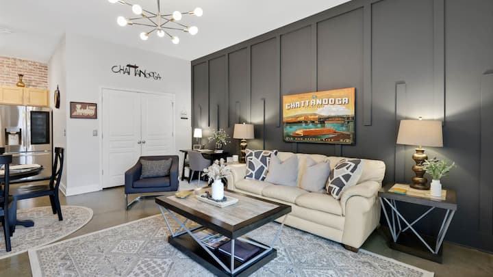 Walkable Southside Condo * Free Parking * King bed