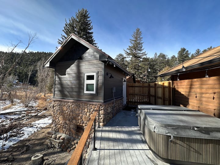 Tiny Cabin (C) - Private Hot Tub! On the river!