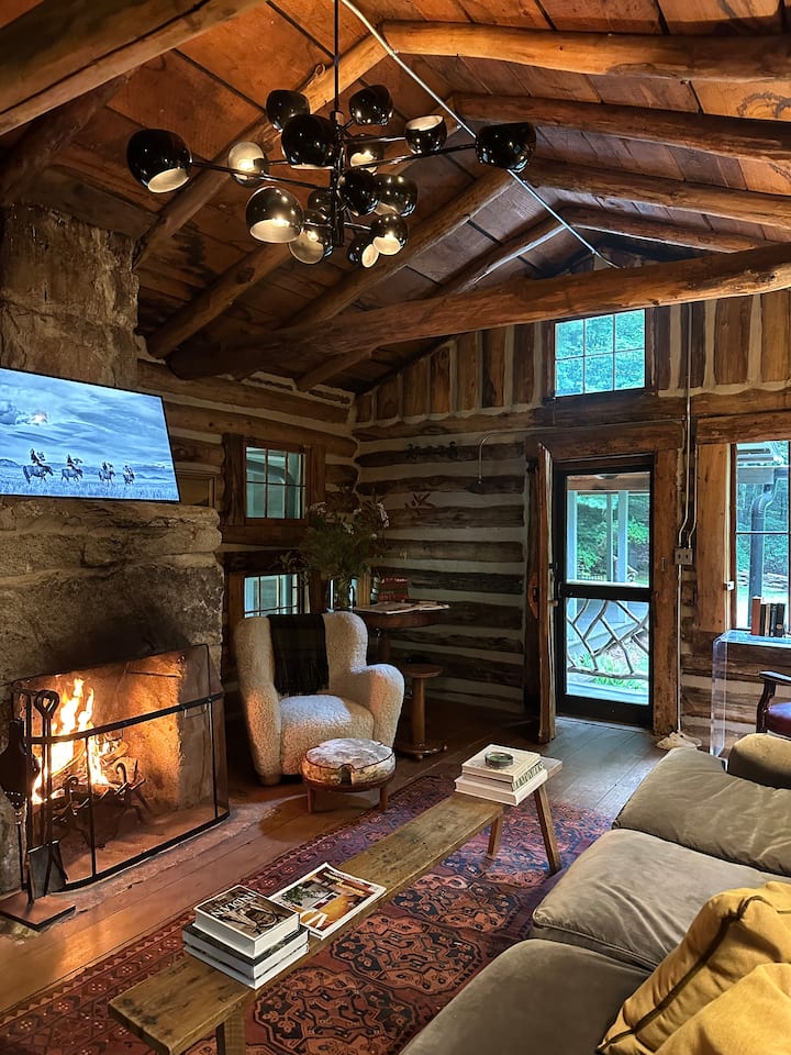 Luxury Log Cabin • Hot Tub • 7 min to Highlands