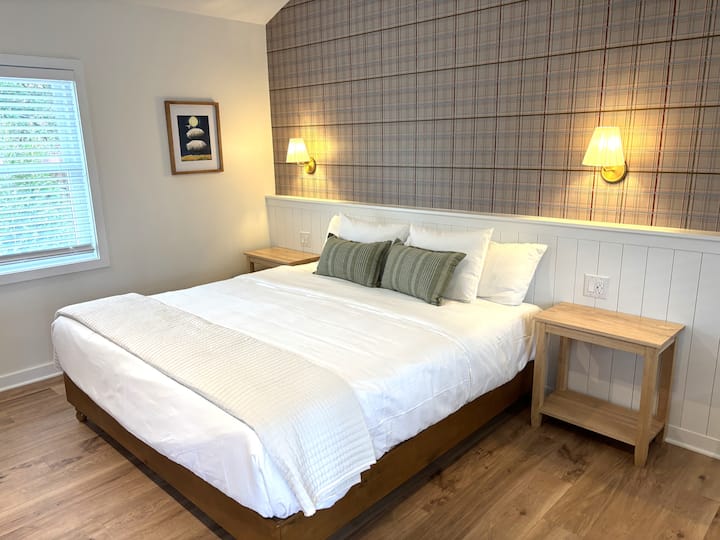 Boutique King Room Near Colonial Williamsburg
