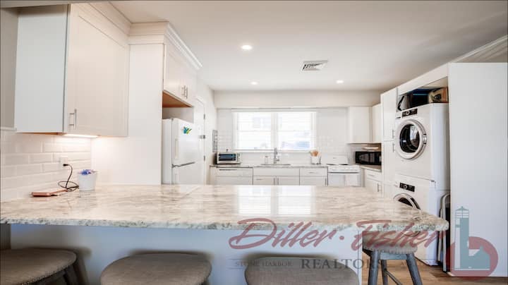 Lovely Rear 2 BR Cottage!~ Pets Considered *POOL*