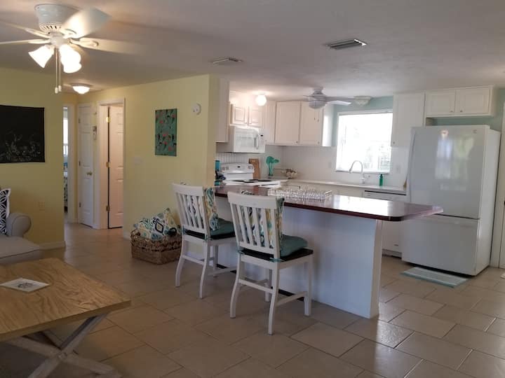 TROPICAL OASIS, MINUTES FROM THE BEACH!!